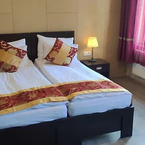 Sun-house Pension&restaurant -parkingfree- Praha